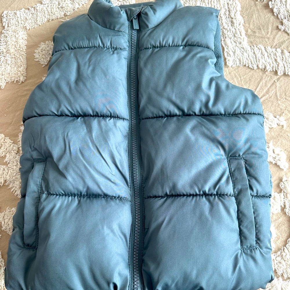 Old Navy water resistant puffer vest for boys gray
Size 5T